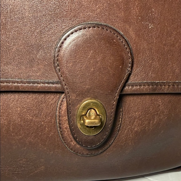 Coach Vintage Willis 9927 Brown Leather Messenger Bag with Gold Turn Lock - Picture 9 of 13